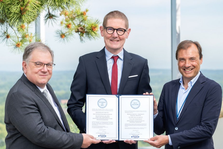 Dirk Böhmann übergibt die Urkunde zum DHV-Gütesiegel an Frank Ulrich Müller und Alex W. Friedrich