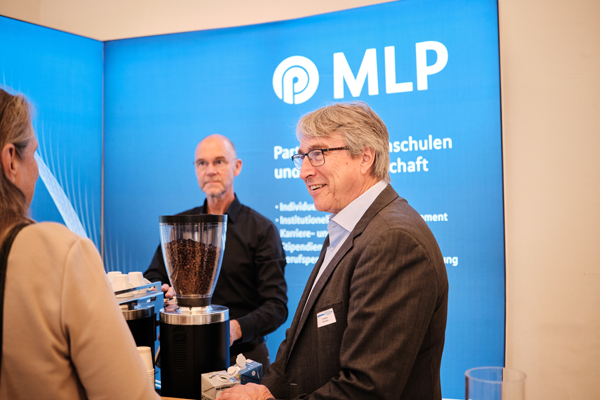 Sponsorstand des Finanzdienstleisters MLP