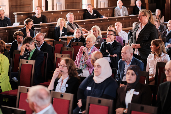 Blick ins Punklium des Symposiumsteilnehmer