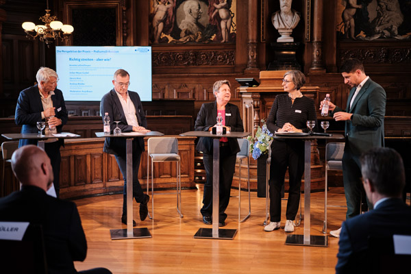 Pdiumsdiskusion mit fünf teilnehmenden Personen